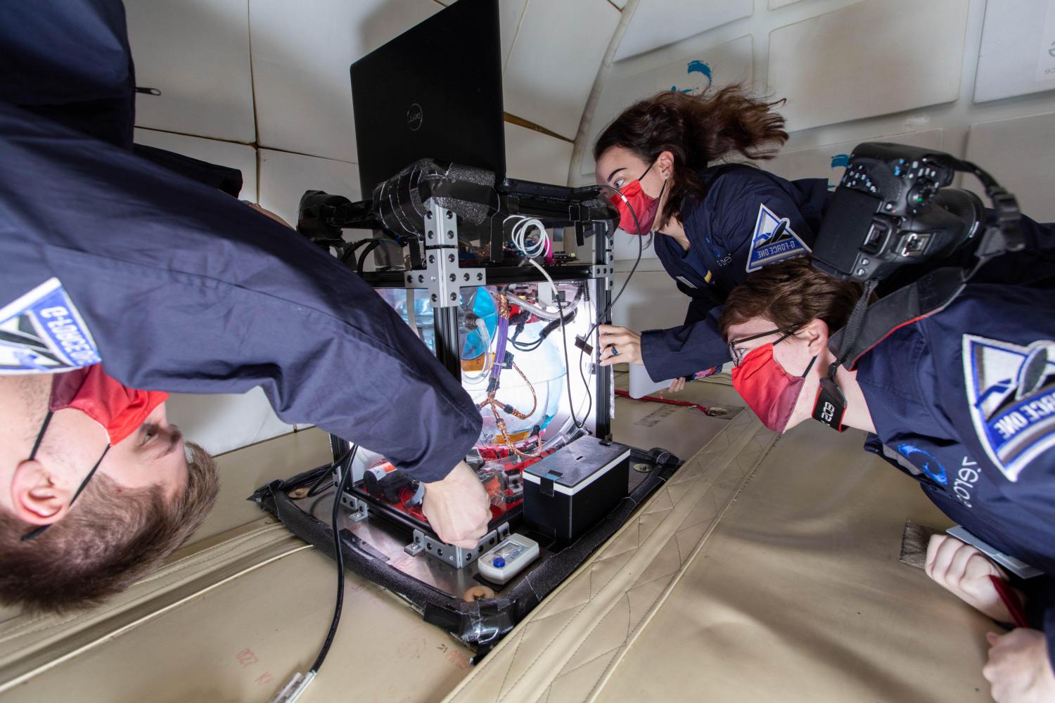 bv伟德ios下载学院微重力小组的成员在美国宇航局进行研究?s zero g aircraft.